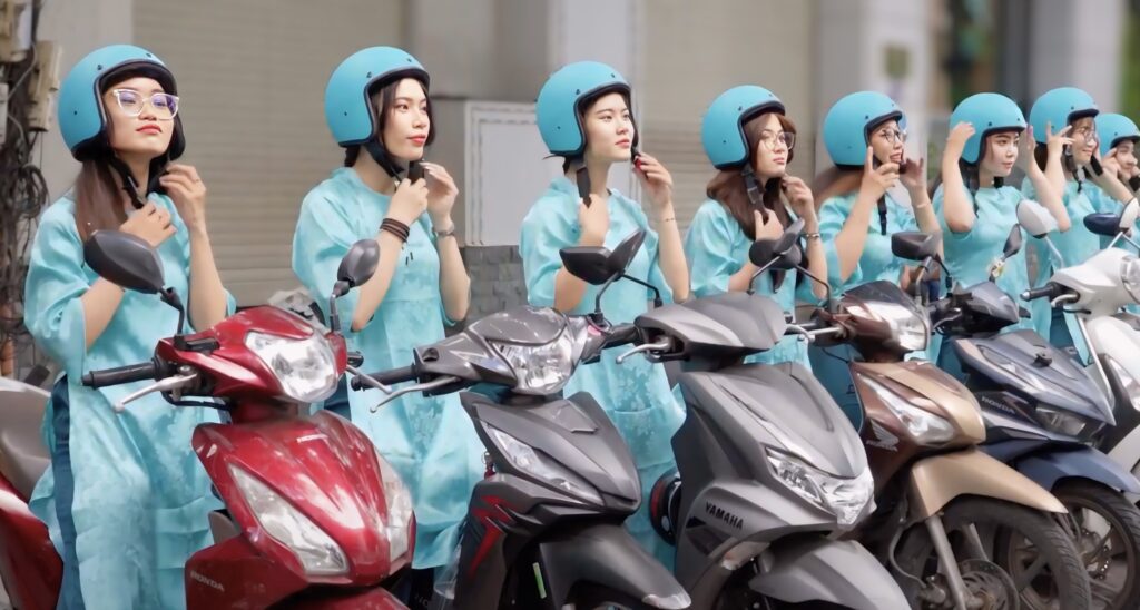 Saigon Motorbike Tours Led By Women: Saigon Nightlife - Beer - Live Music - Seafood